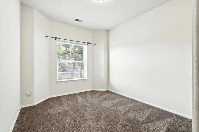 Building Photo - Move-In Ready 3 Bed / 2 Bath Home for Rent...