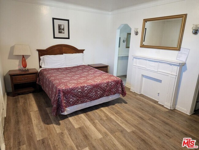 Building Photo - 5823 Venice Blvd