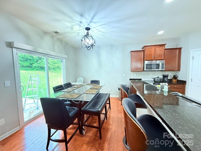 Building Photo - 923 Rook Rd