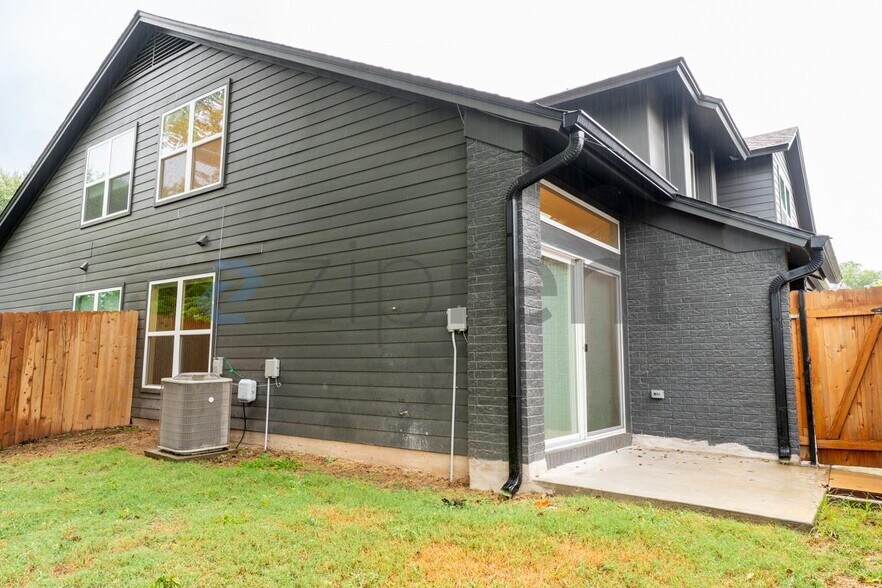 Building Photo - Unit D