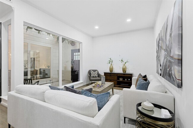 Building Photo - 526 Colquitt St