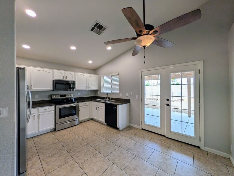 Building Photo - 15746 W Elm St