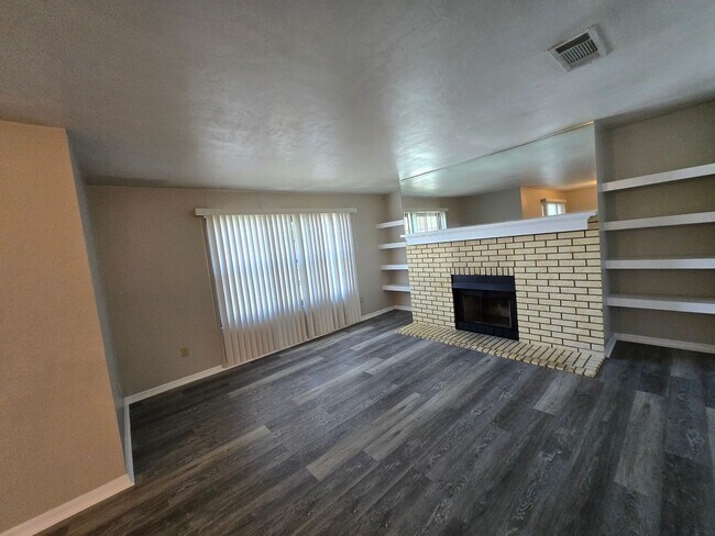 Building Photo - 2 Bedroom 2 Bath Condo