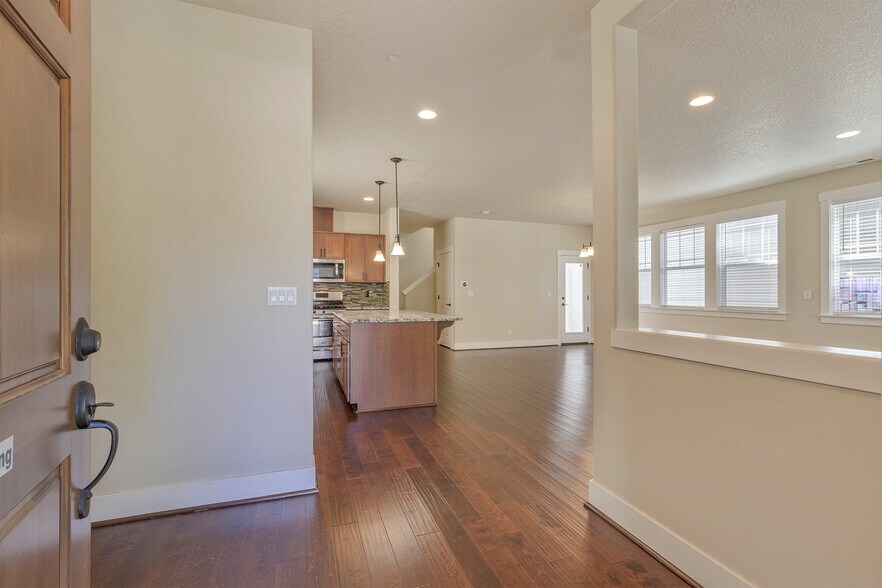 Building Photo - 476 NE 76th Ave
