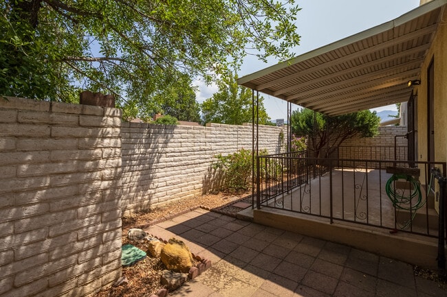 Building Photo - 6805 La Casa Bonita NE