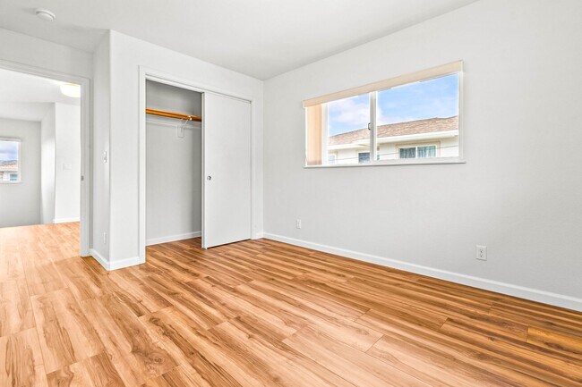 Building Photo - Spacious 3 Bedroom, 2.5 Bath Single Family...