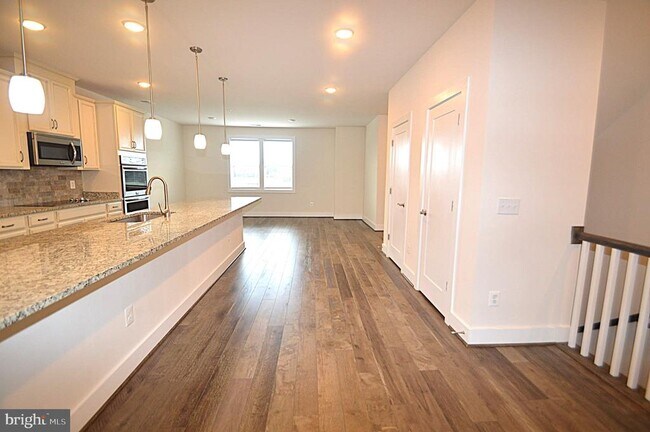 Building Photo - 44878 Tiverton Sq