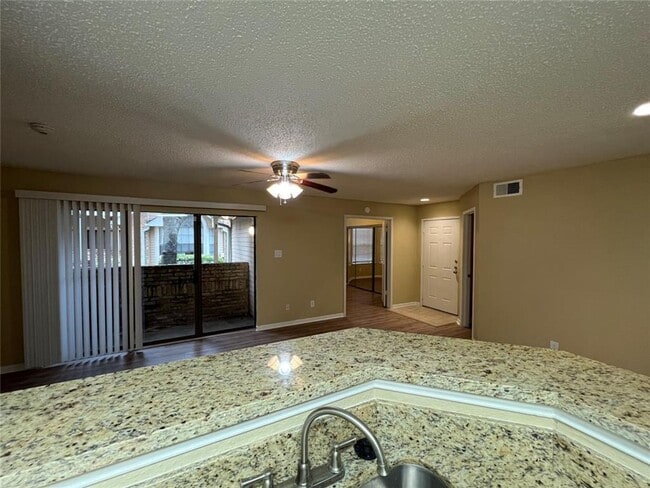 Building Photo - Spacious Ground Floor Unit in Quiet Locati...