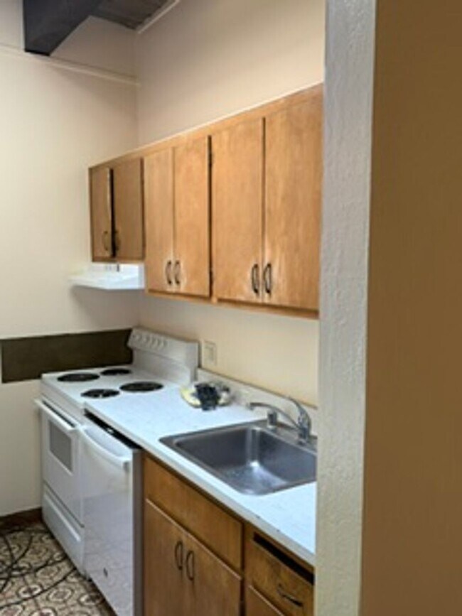 Building Photo - 825 Southwood Blvd