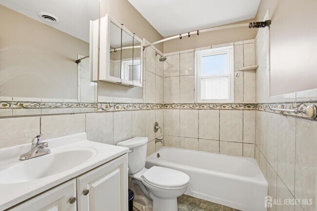 Building Photo - 160 Evergreen Rd