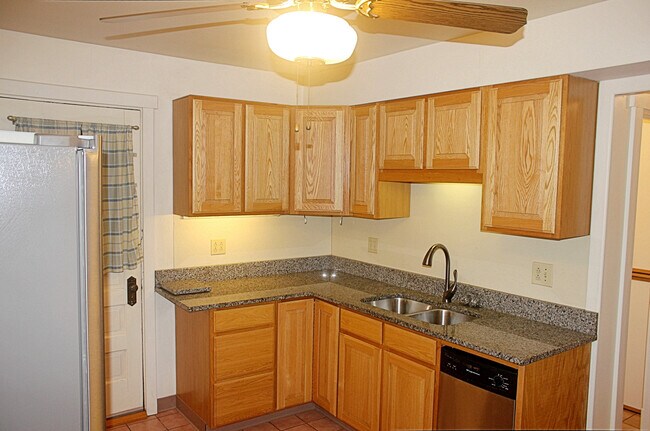 Building Photo - 5840 Alderson St