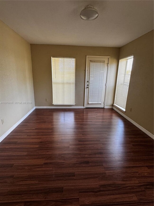 Building Photo - 977 Riverside Dr