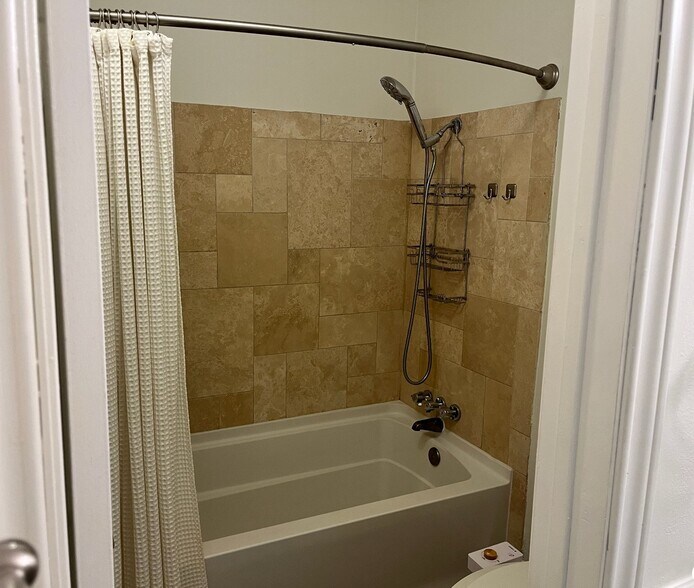 Building Photo - 3431 N Hills Dr