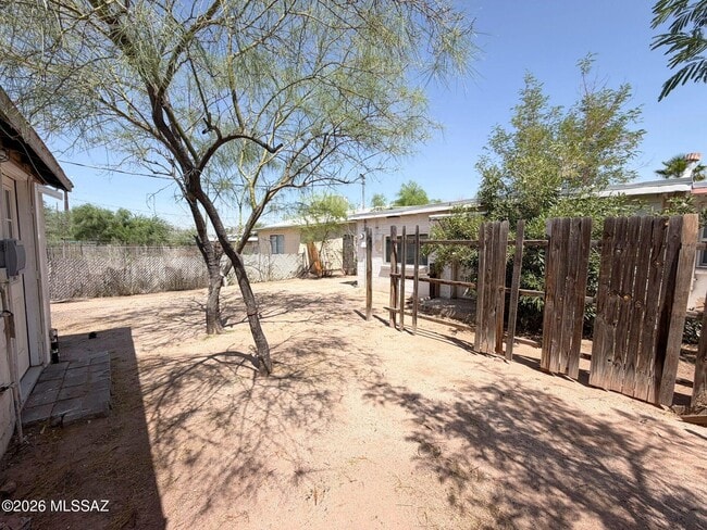 Building Photo - 833 W Tipton Dr