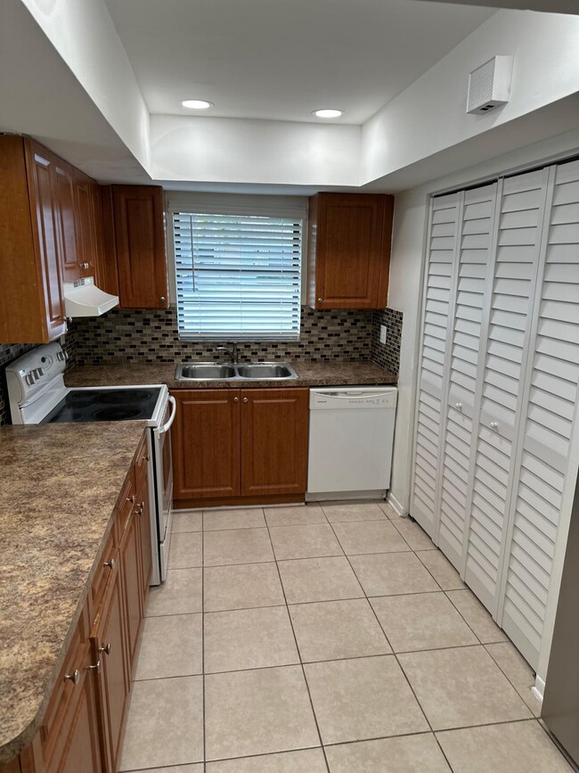 Building Photo - 1253 White Pine Dr