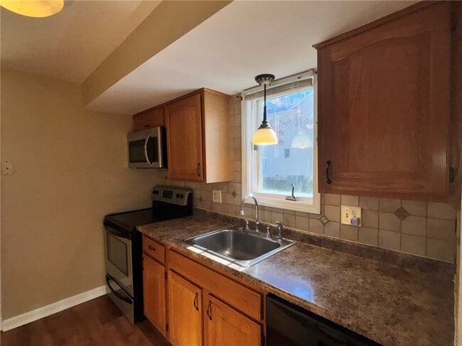 Building Photo - 16 Walnut Cir