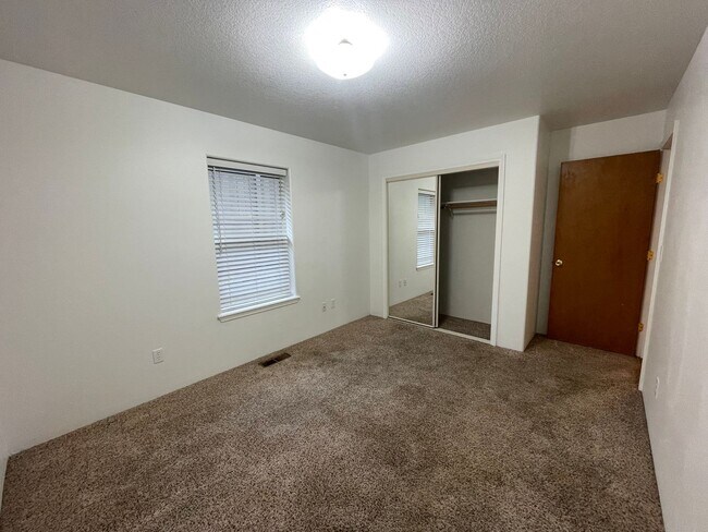 Building Photo - East Medford 3 Bedroom 2 Bathroom w/Large 2 car garage - Single Level