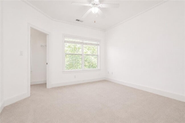 Building Photo - 5490 Glenridge Park NE