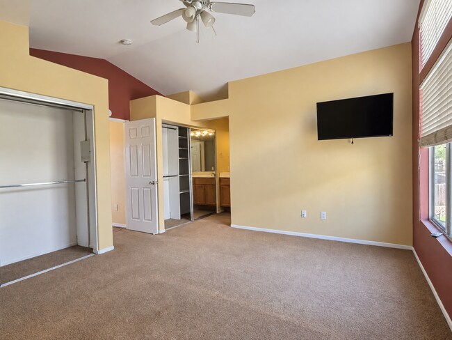 Building Photo - 635 Hillhaven Dr