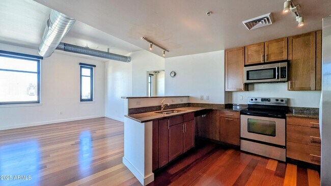 Building Photo - 310 S 4th St