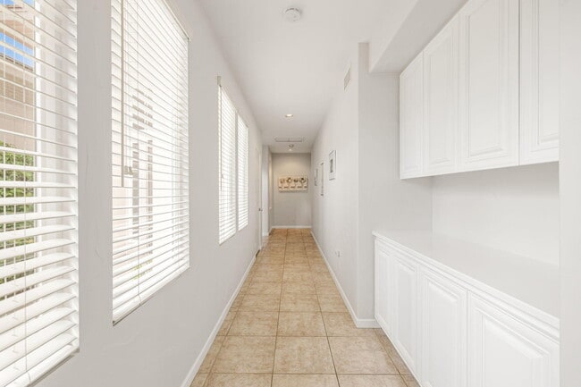 Building Photo - 727 Arrowhead Dr