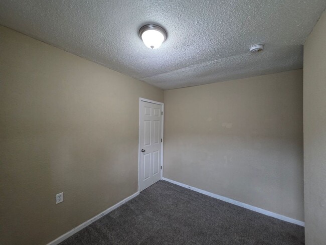 Building Photo - 3 Bedroom Home Near Zoo & Parks!