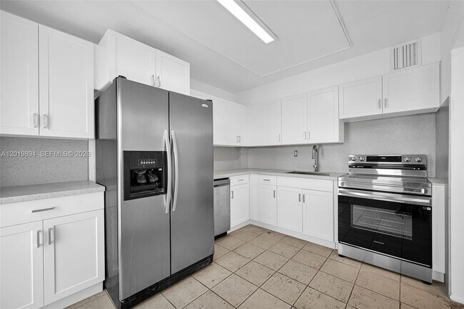 Building Photo - 1075 NE Miami Gardens Dr