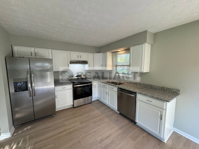 Building Photo - 105 Aster Pl
