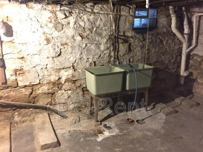 Building Photo - 1124 4th Ave