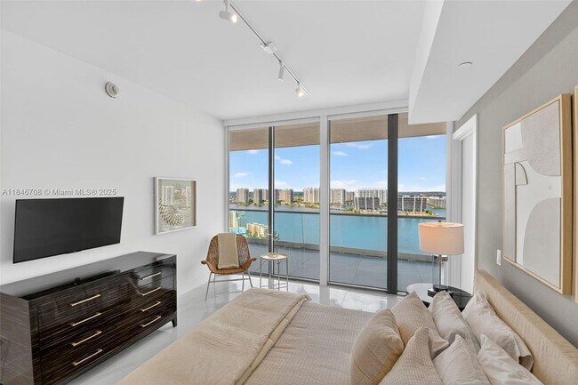 Building Photo - 18501 Collins Ave
