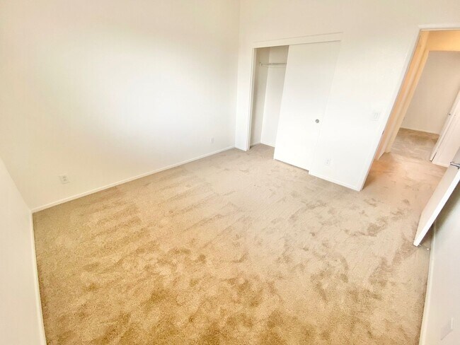 Building Photo - CUTE 3 BEDROOM / 2.5 BATHROOMS, TOWNHOME W...