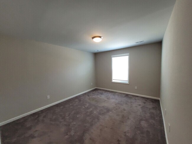 Building Photo - Spacious 4 Bedroom/ 3 Bathroom Home in Lovely Terrell - 2 Car Garage - Washer/Dryer and Lawn Main...