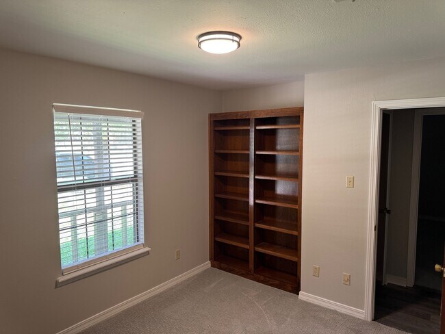 Building Photo - 107 Carriage Square Dr