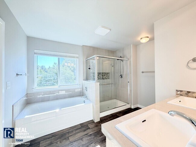 Building Photo - Modern 5-Bedroom Home with Mother-In-Law Suite & Covered Patio!