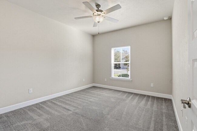 Building Photo - Villas of West 3Bed/2Bath End Unit