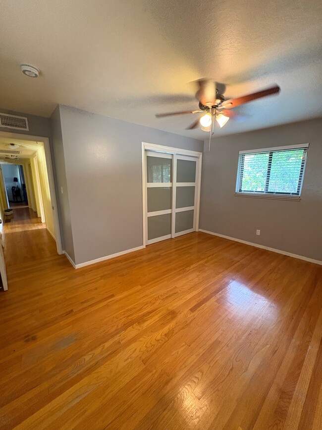 Building Photo - 6048 Holstein Way