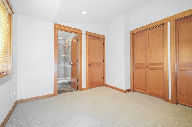 Building Photo - Bright and Spacious Residence with Vaulted Ceilings and Garage