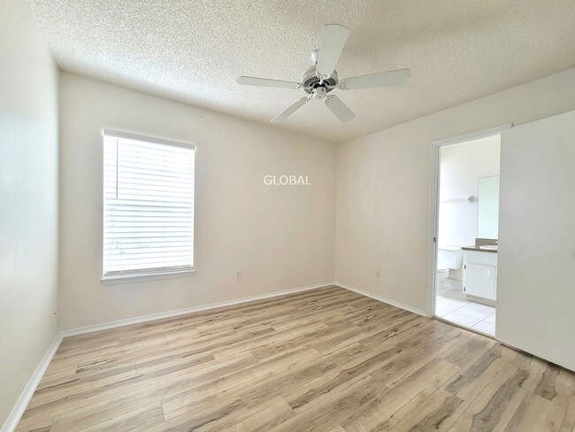 Building Photo - Spacious 3-Bedroom Townhome within the Lak...