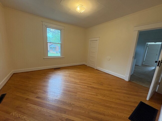 Building Photo - Spacious 2-3 bedroom house! Located on sid...