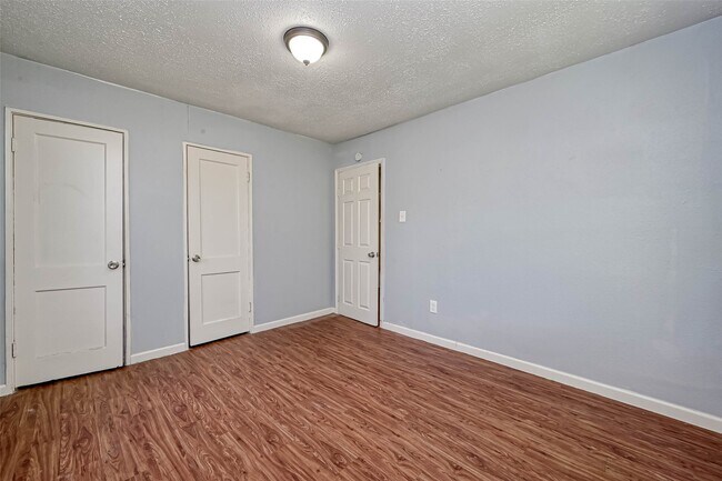 Building Photo - 5431 Willow Glen Dr