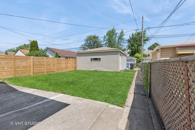 Building Photo - 6236 W Cornelia Ave