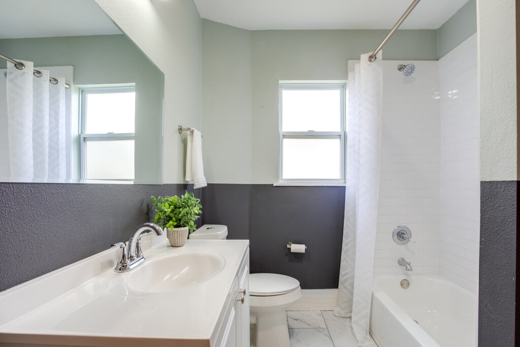 Shared bath - 905 Plaza St