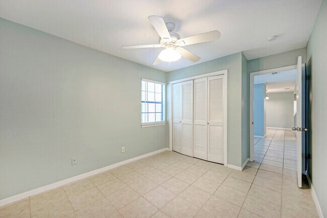 Building Photo - 1510 W N Loop Blvd