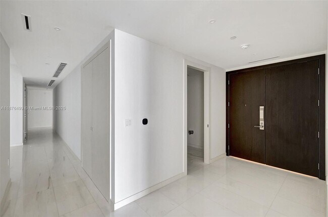 Building Photo - 300 Biscayne Blvd Way