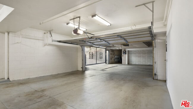 Building Photo - 420 Riverdale Dr