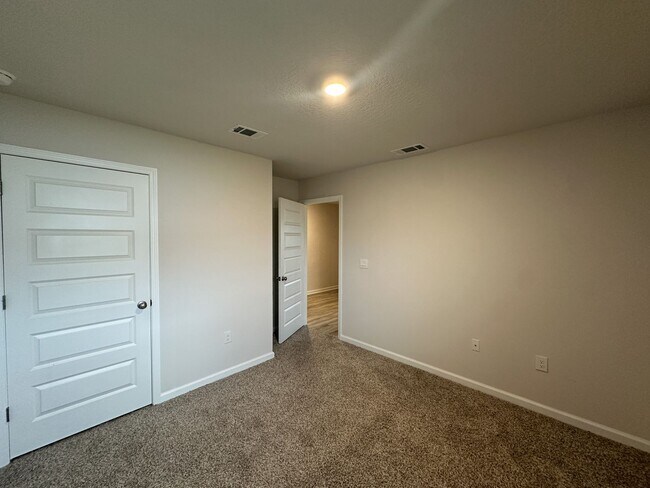 Building Photo - 4 bedroom 2 bath home in the Woodlands Subdivision in Milton, FL!