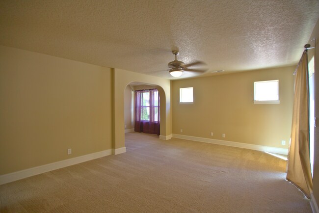 Building Photo - King City 3 Bedroom Plus Den available now !