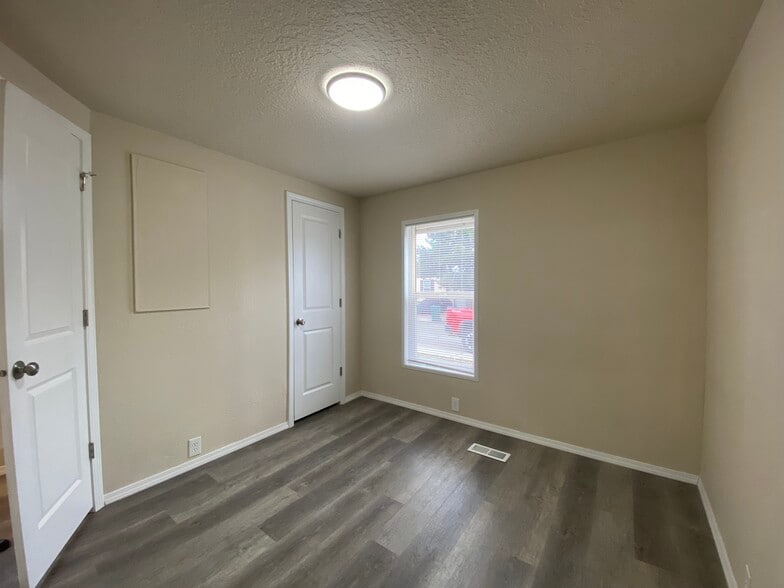 Building Photo - 2099 W Plymouth Cir