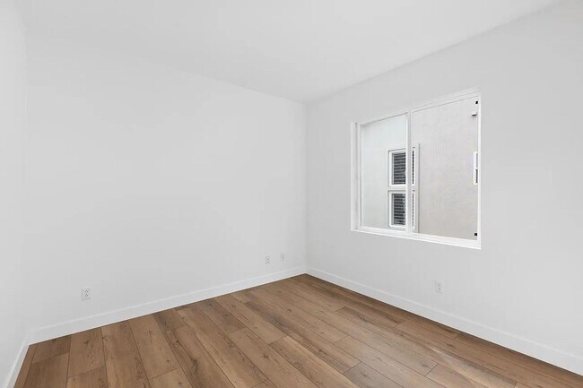 Building Photo - Don't miss out! Gated/Secured 3 br 2 ba home