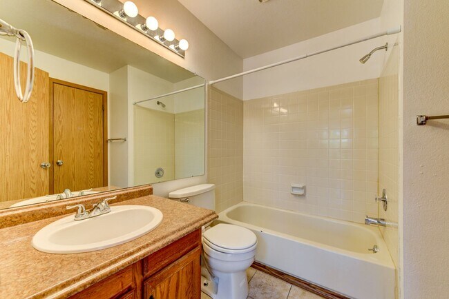 Building Photo - Beautiful 2 bed 2 bath townhome with carport in desirable Hearthwood Neighborhood With Pool!!